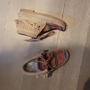 Minnetonka Leather Moccasin Boots For Girls Size 8